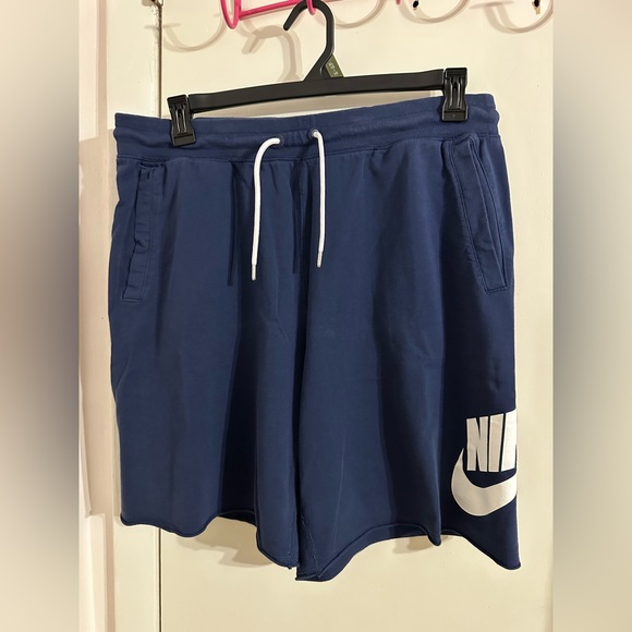 Nike Club Alumni Men's French Terry Shorts - Picture 1 of 5